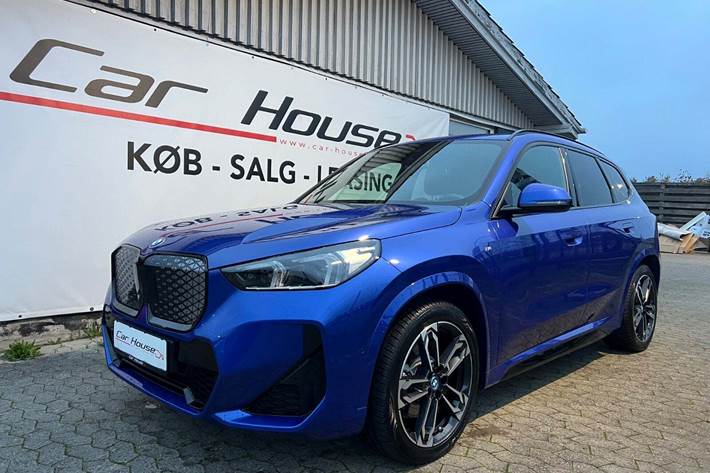 Blå BMW iX1 fra 2024 set udefra