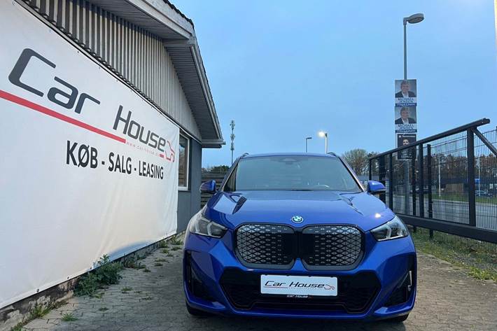 Blå BMW iX1 fra 2024