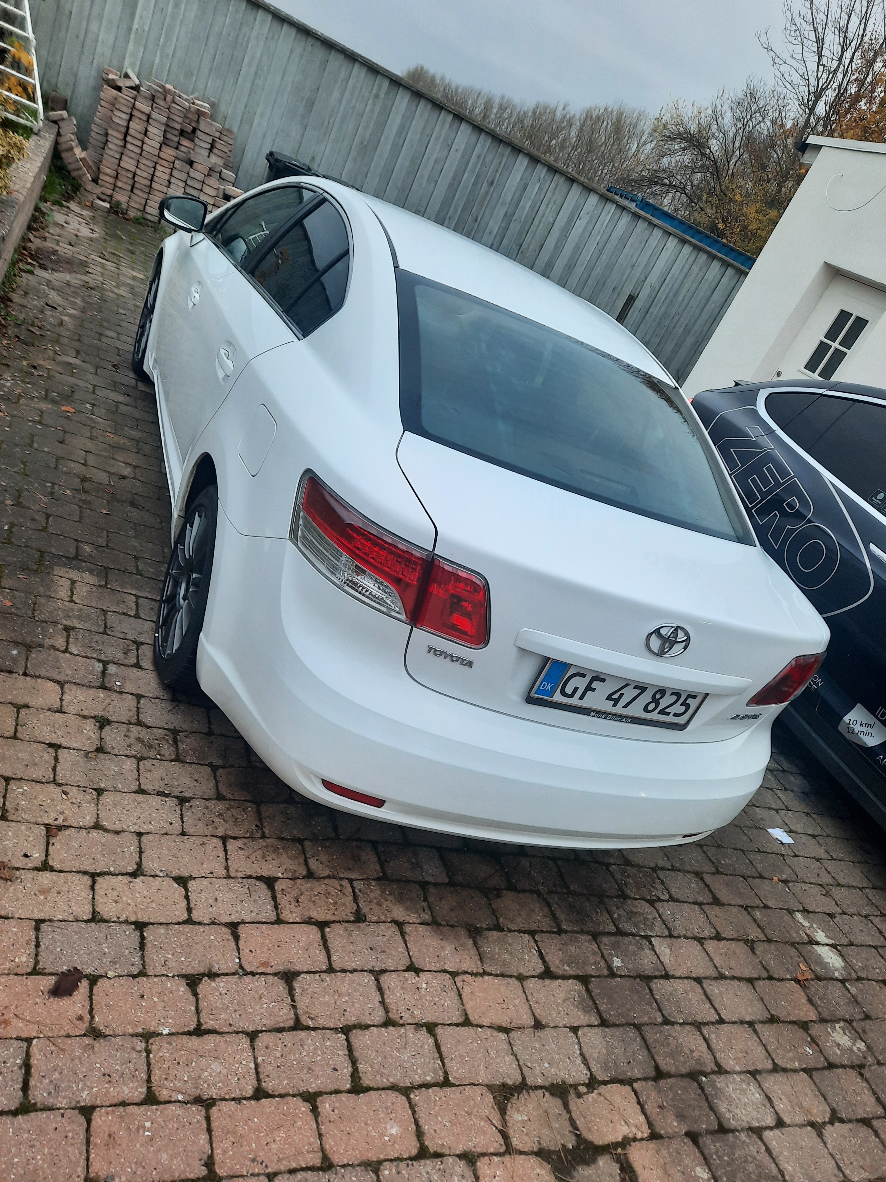 Hvid Toyota Avensis fra 2011