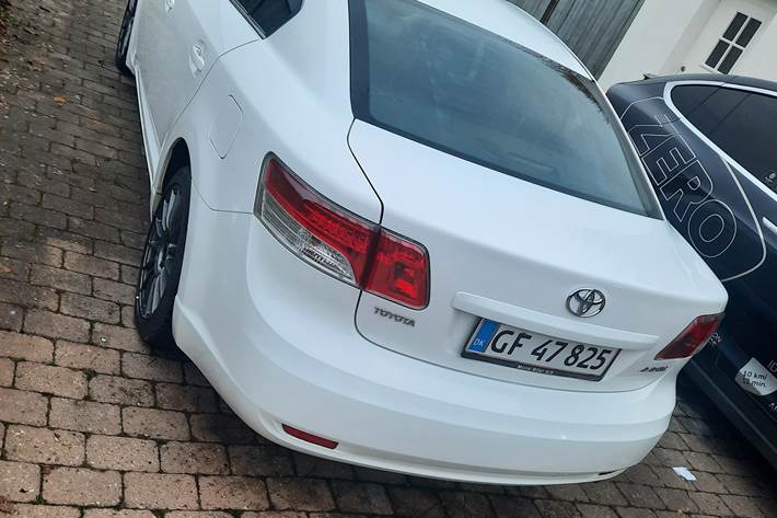 Hvid Toyota Avensis fra 2011