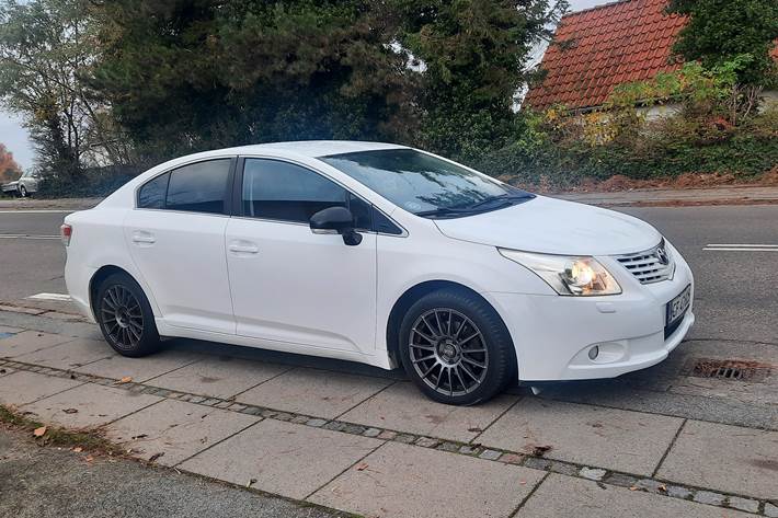 Hvid Toyota Avensis fra 2011