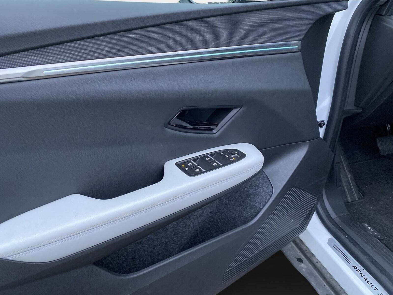 Hvid Renault Scenic E-Tech fra 2024