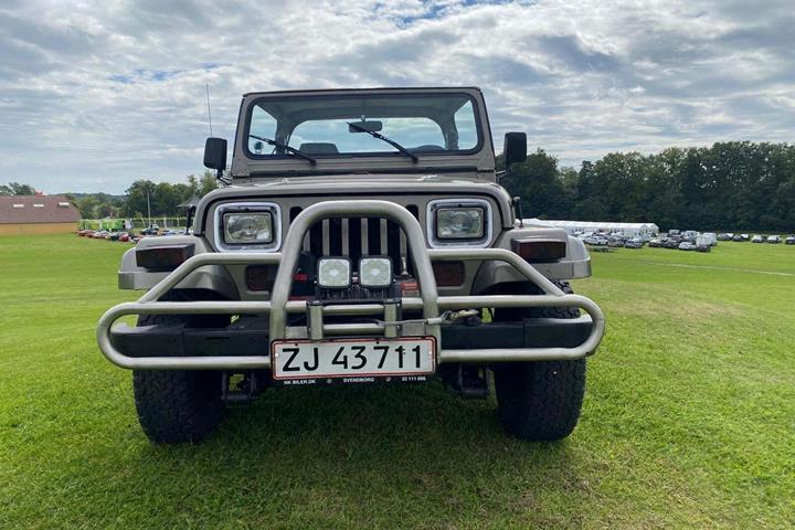 undefined Jeep Wrangler fra 1992 set udefra