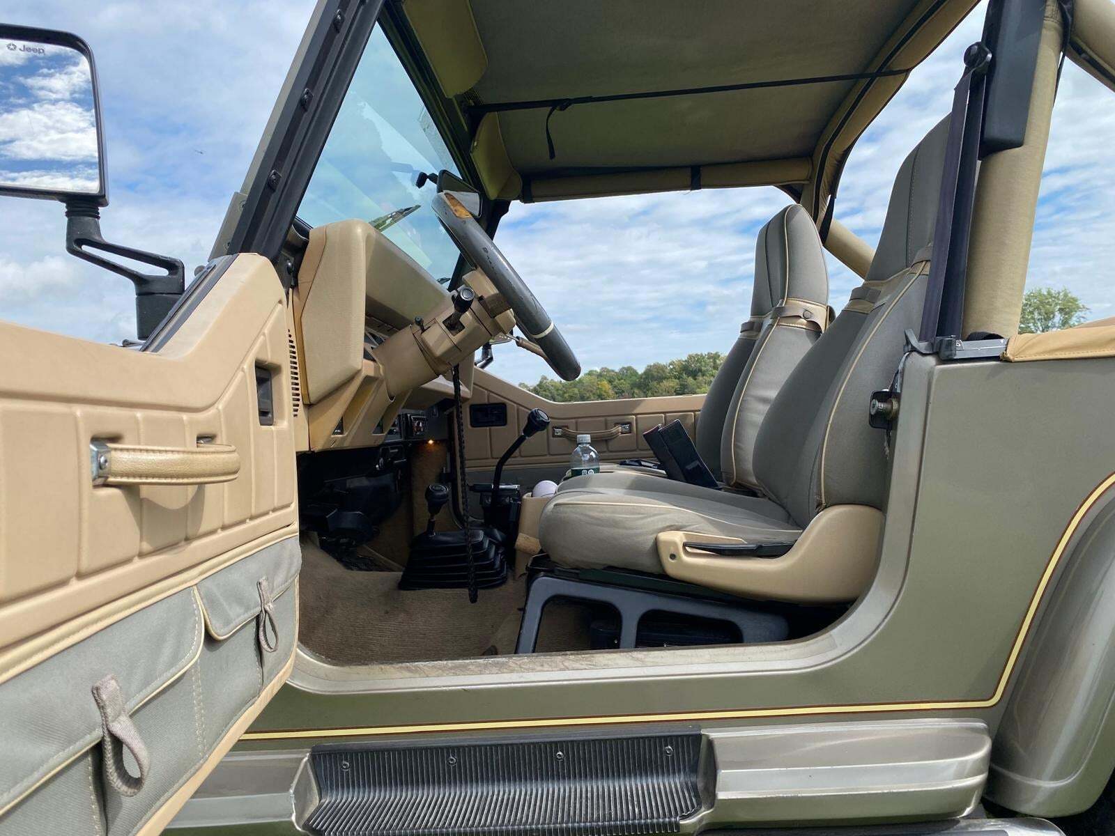 undefined Jeep Wrangler fra 1992 set indefra