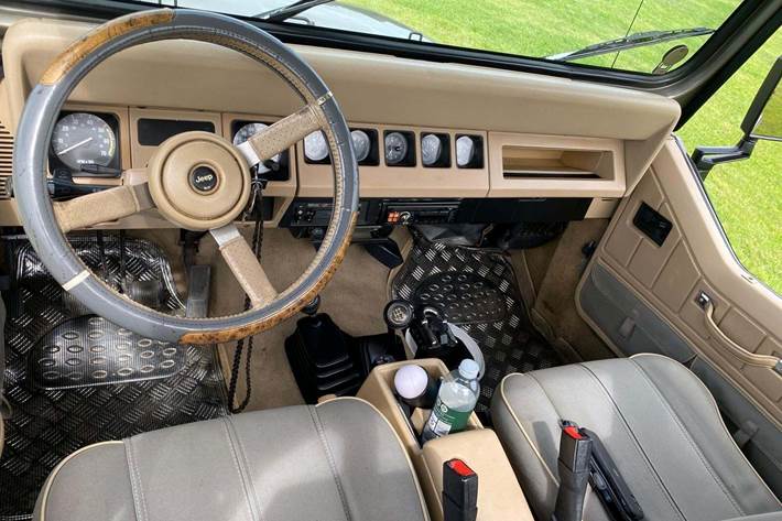 undefined Jeep Wrangler fra 1992 set indefra