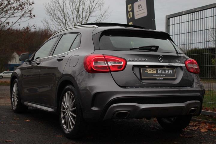 Grå Mercedes GLA250 fra 2015