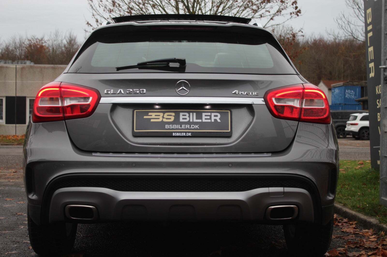 Grå Mercedes GLA250 fra 2015