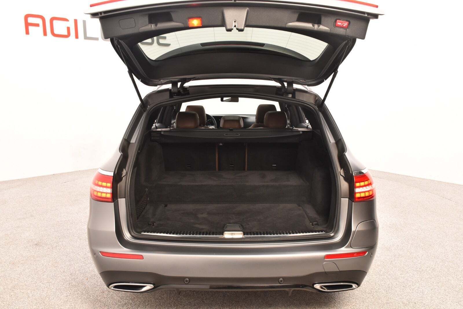 Grå Mercedes E300 de fra 2021