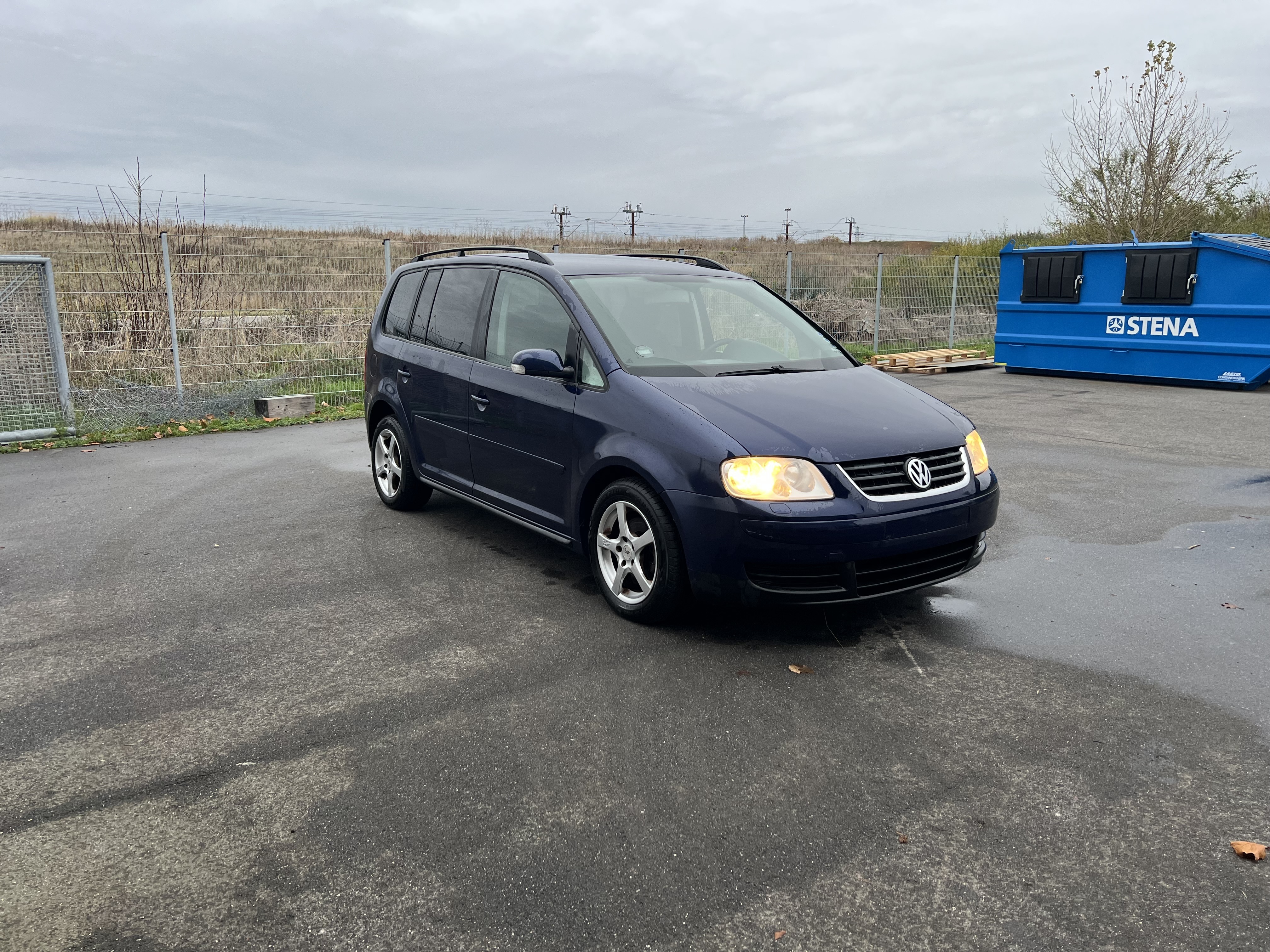 Blå VW Touran fra 2005