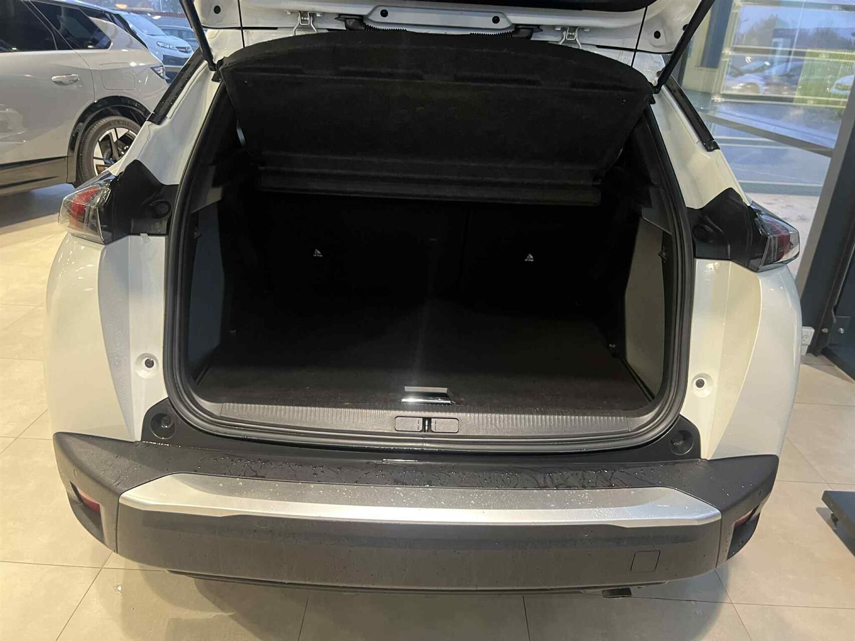 Hvid Peugeot 2008 fra 2020
