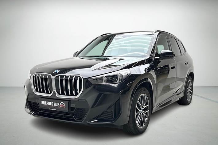 Sort BMW X1 fra 2023 set udefra