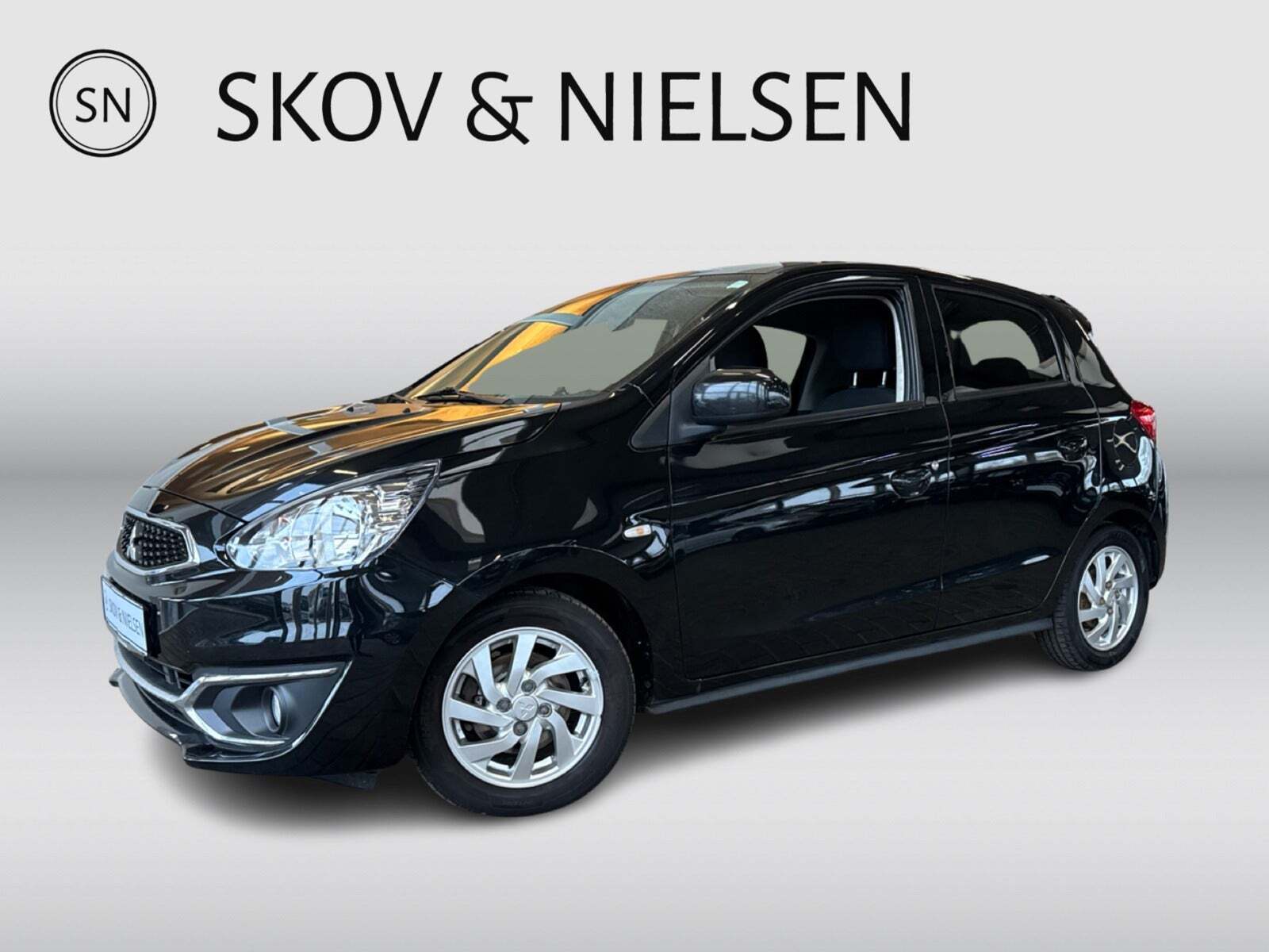 Sort Mitsubishi Space Star fra 2016 set udefra