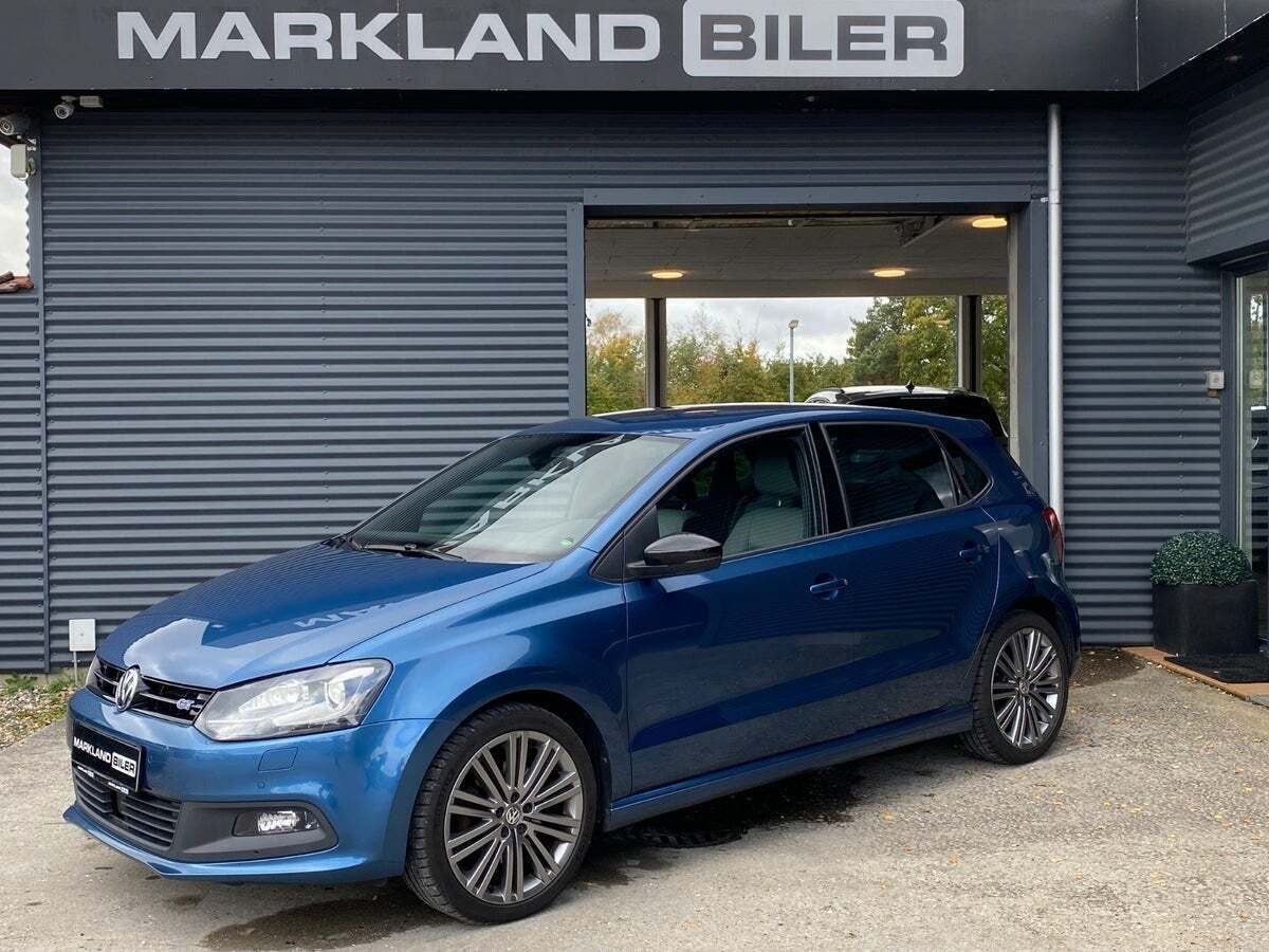 Blå VW Polo fra 2017 set udefra