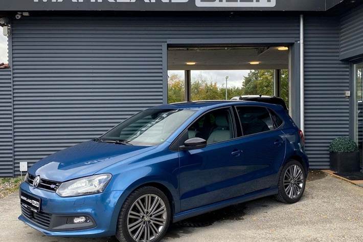 Blå VW Polo fra 2017 set udefra