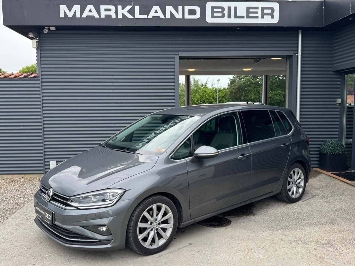 Grå VW Golf Sportsvan fra 2019 set udefra