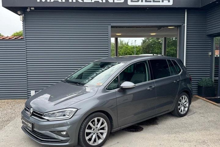 Grå VW Golf Sportsvan fra 2019 set udefra