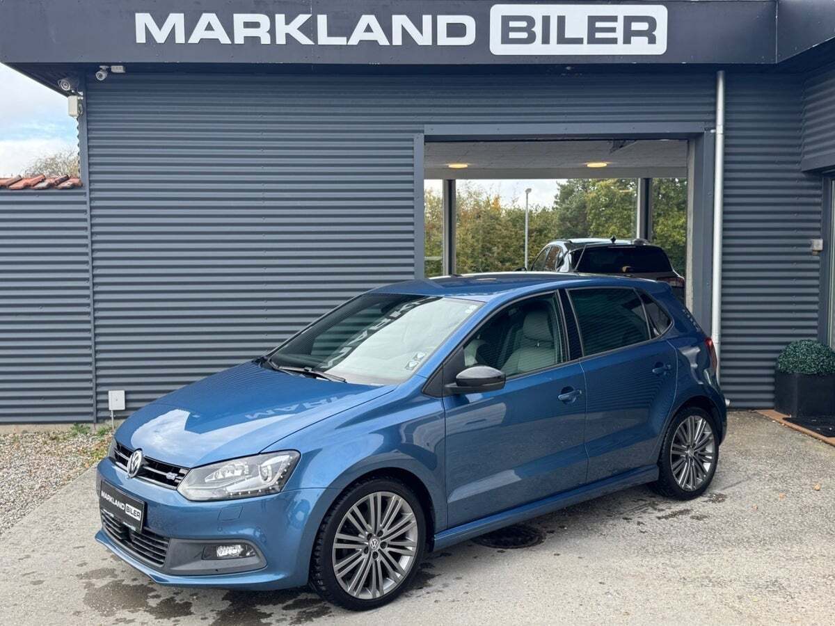 Blå VW Polo fra 2016 set udefra