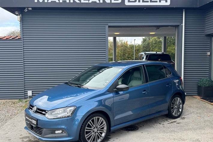 Blå VW Polo fra 2016 set udefra