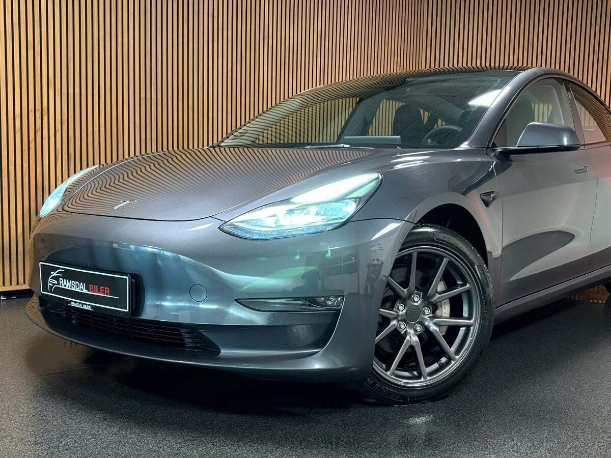 Sort Tesla Model 3 fra 2021