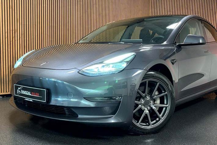 Sort Tesla Model 3 fra 2021