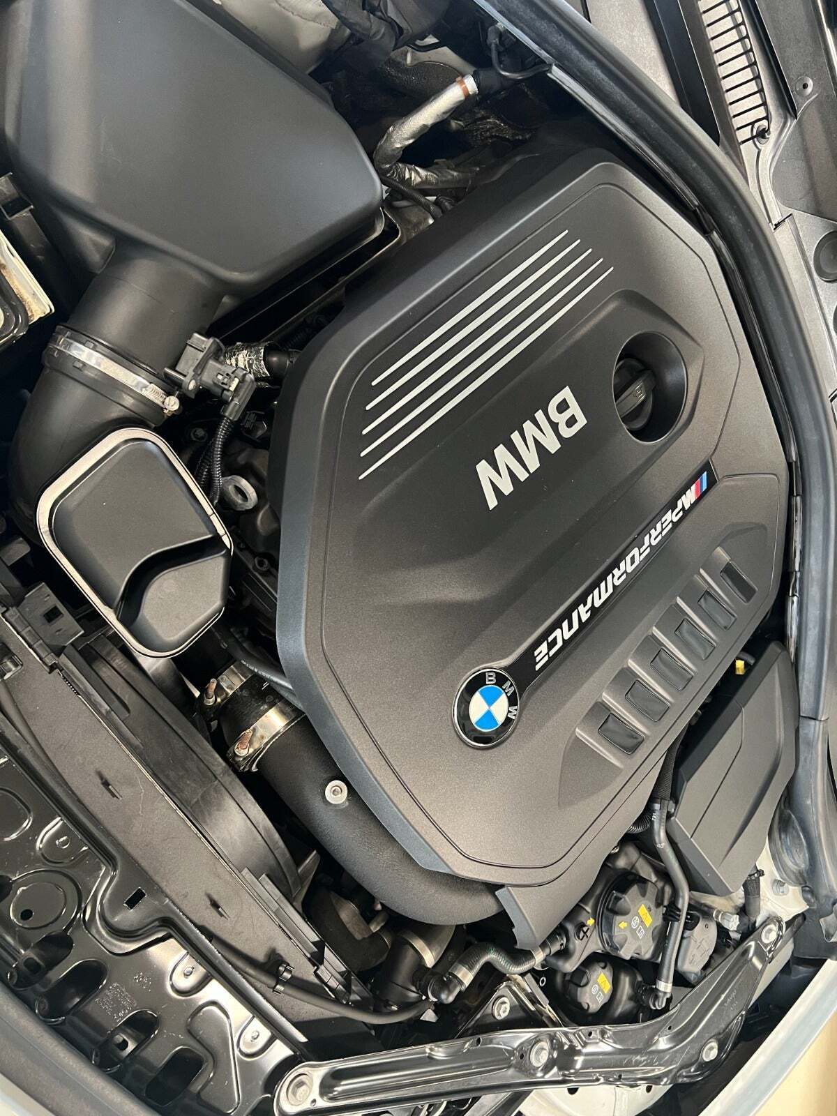 Sort BMW M240i fra 2018 set udefra