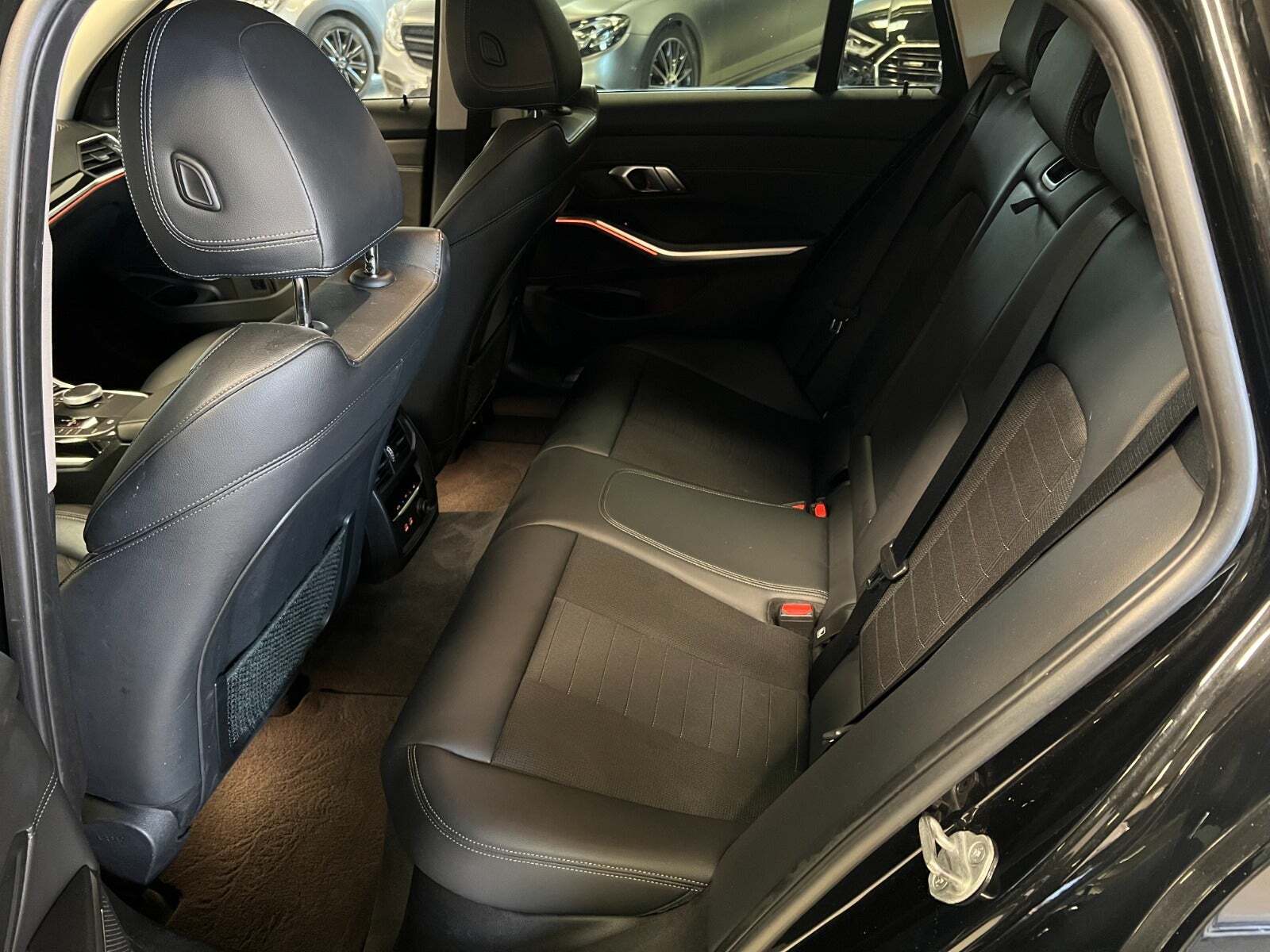 Sort BMW 320d fra 2020