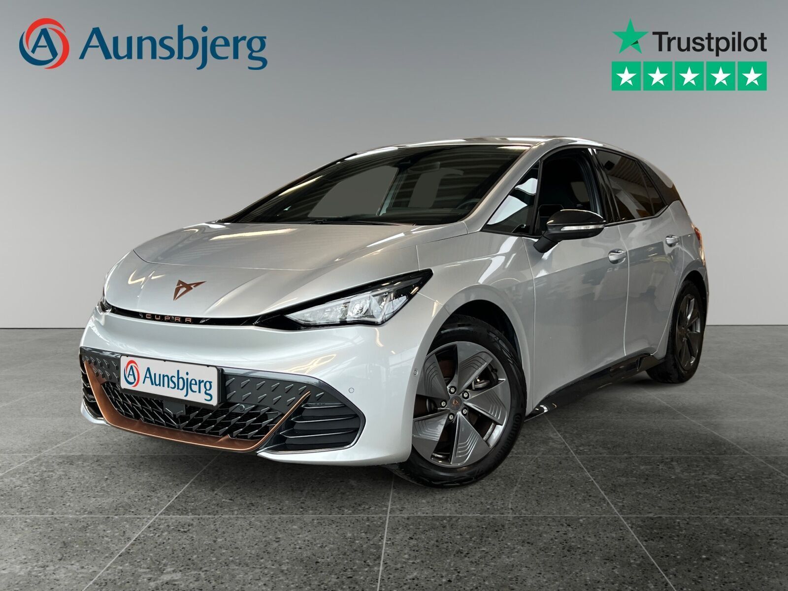 Sølv Cupra Born fra 2023 set udefra