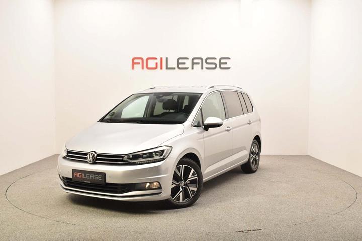 Sølv VW Touran fra 2020 set udefra