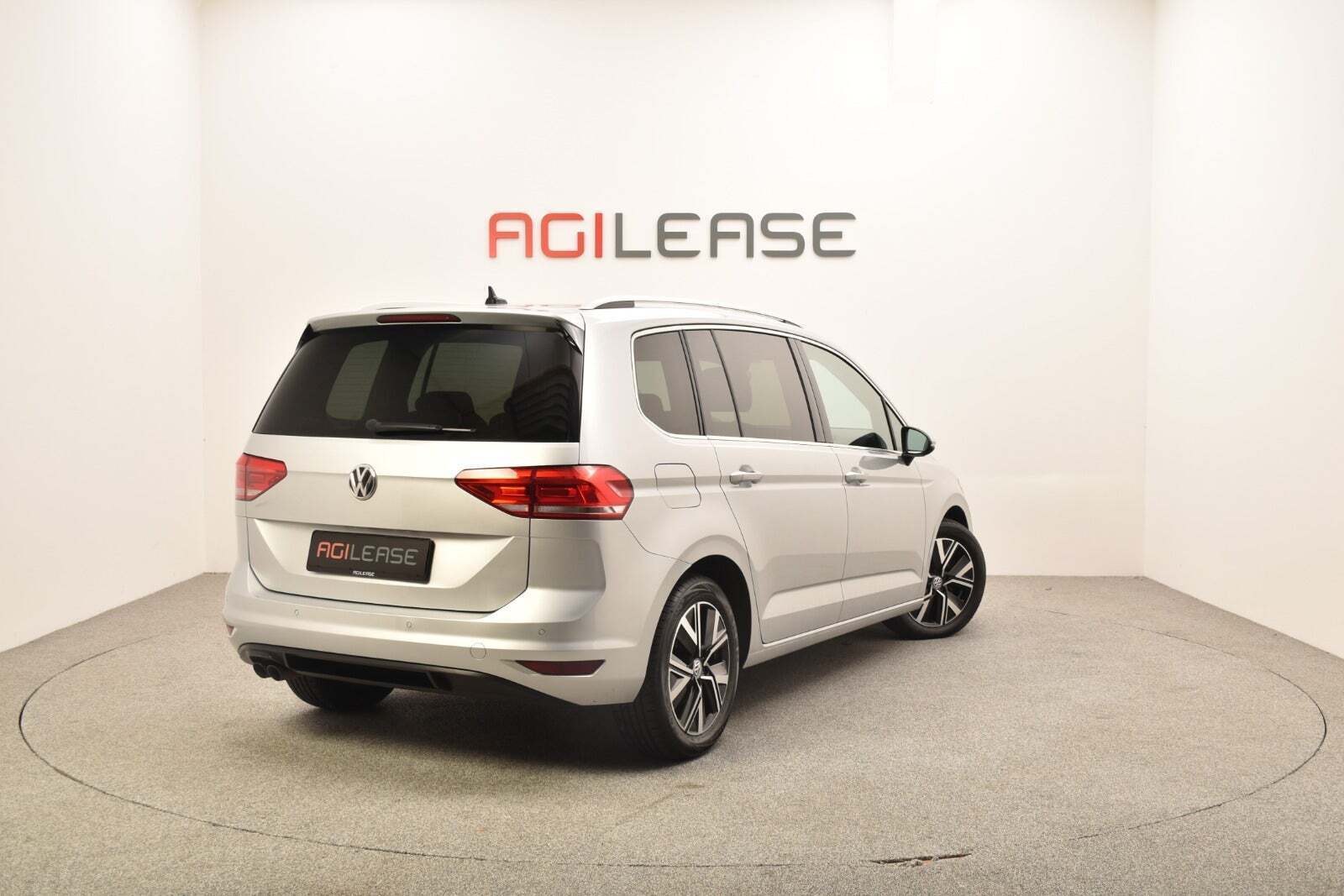 Sølv VW Touran fra 2020