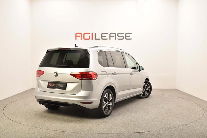 Sølv VW Touran fra 2020