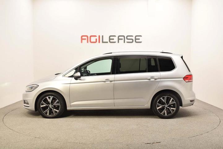 Sølv VW Touran fra 2020
