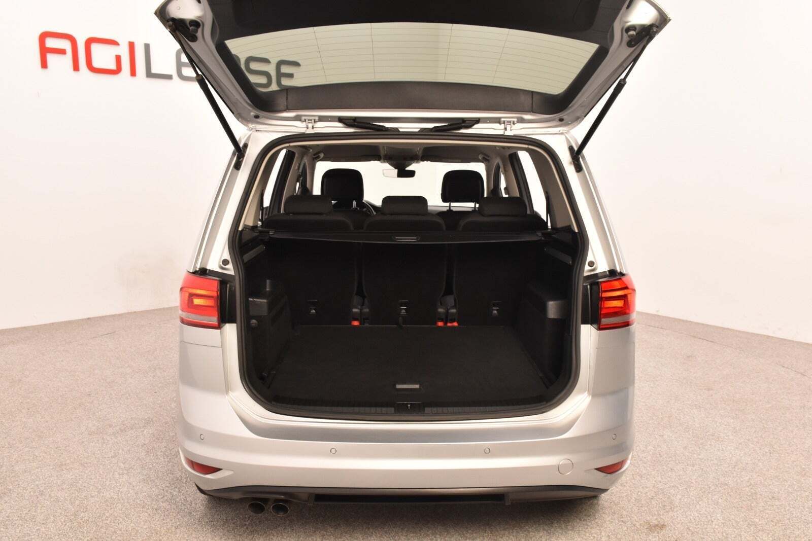 Sølv VW Touran fra 2020