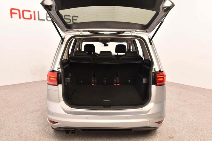 Sølv VW Touran fra 2020