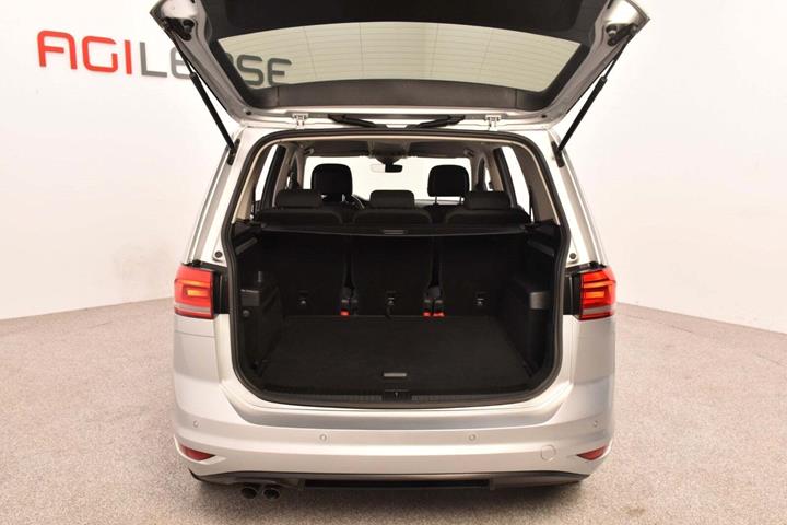 Sølv VW Touran fra 2020