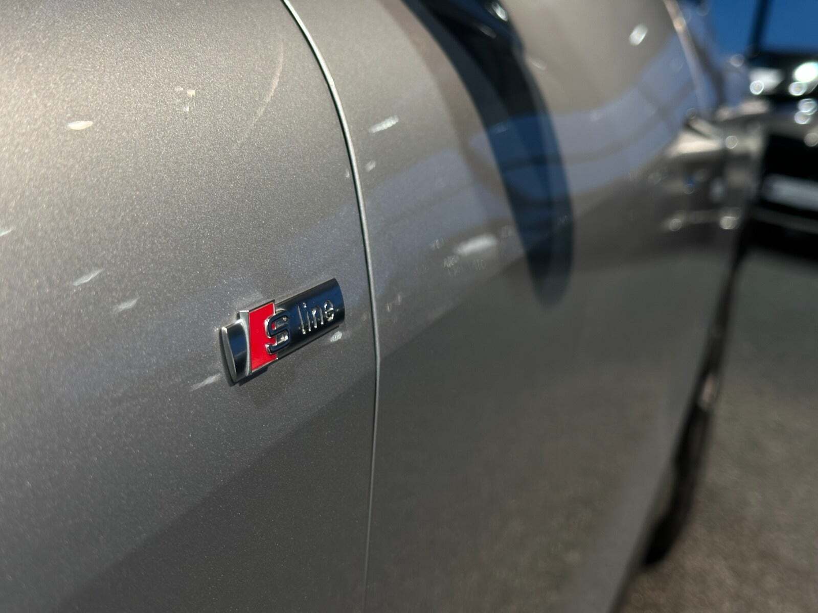 Sølv Audi Q4 e-tron fra 2022