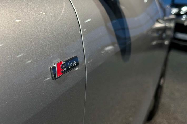 Sølv Audi Q4 e-tron fra 2022