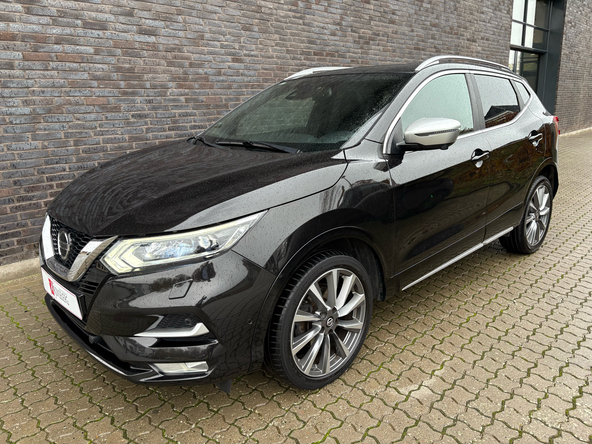 Sort Nissan Qashqai fra 2020 set udefra