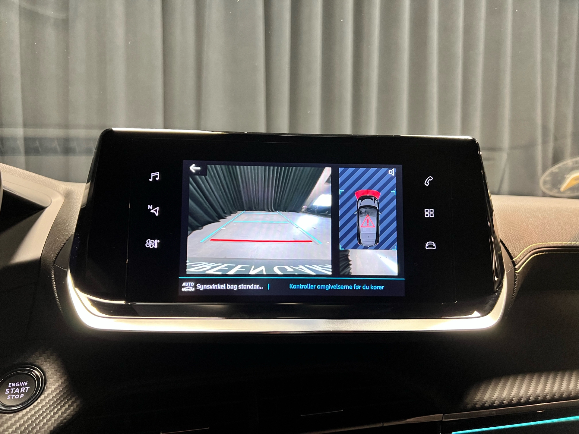 Grå Peugeot e-208 fra 2023