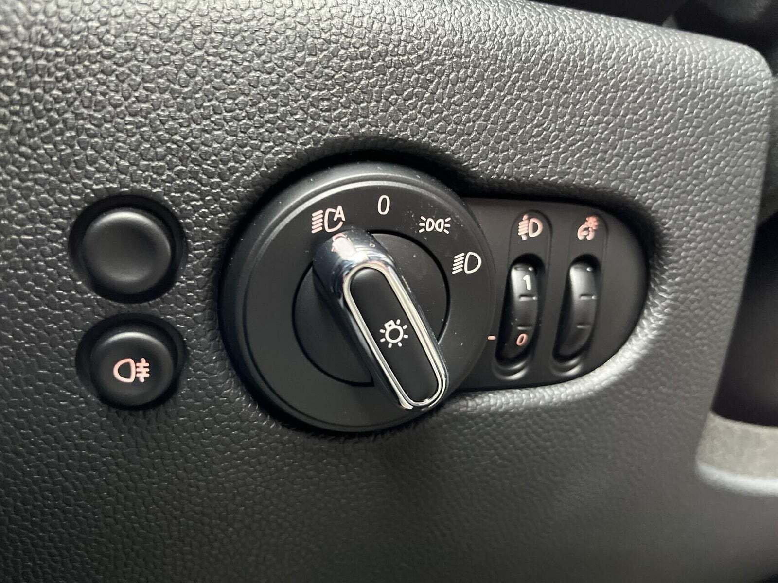 Blå Mini Cooper SE fra 2023