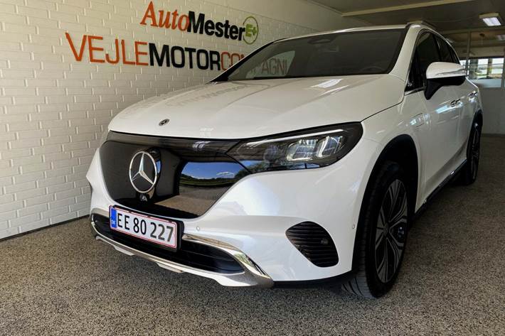 Hvid Mercedes EQE300 SUV fra 2024 set udefra