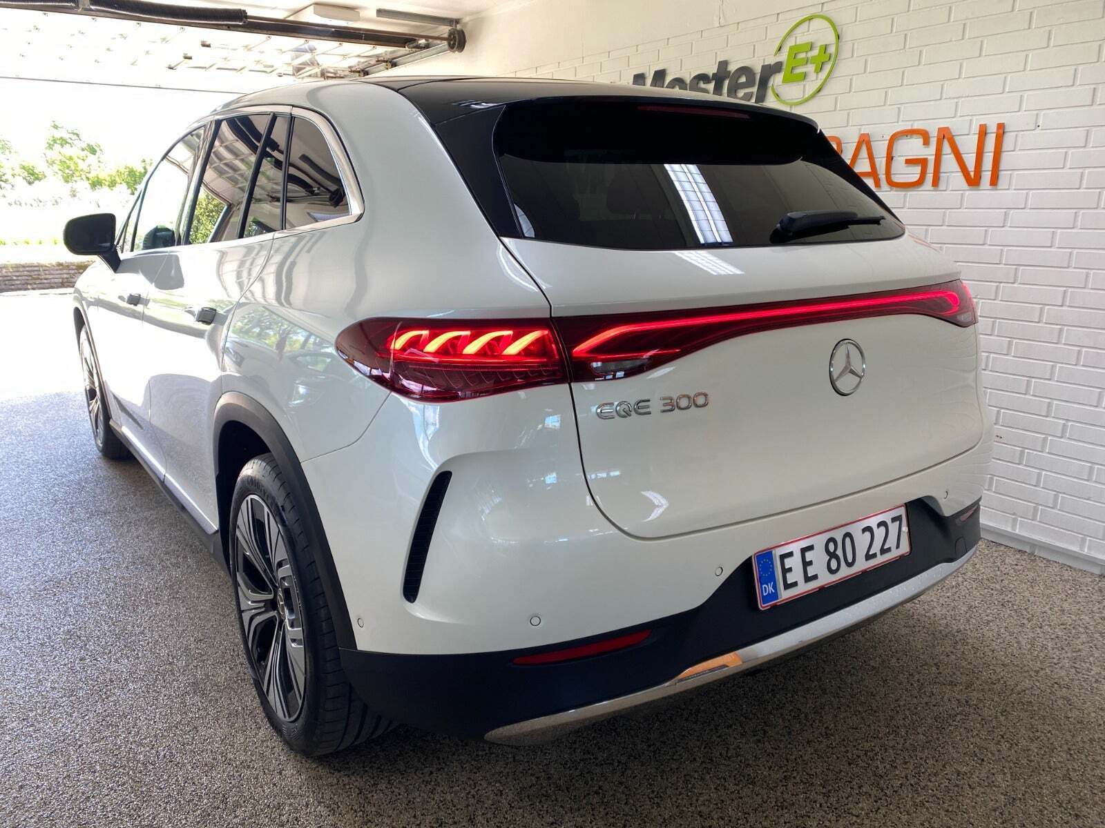 Mercedes EQE300 SUV