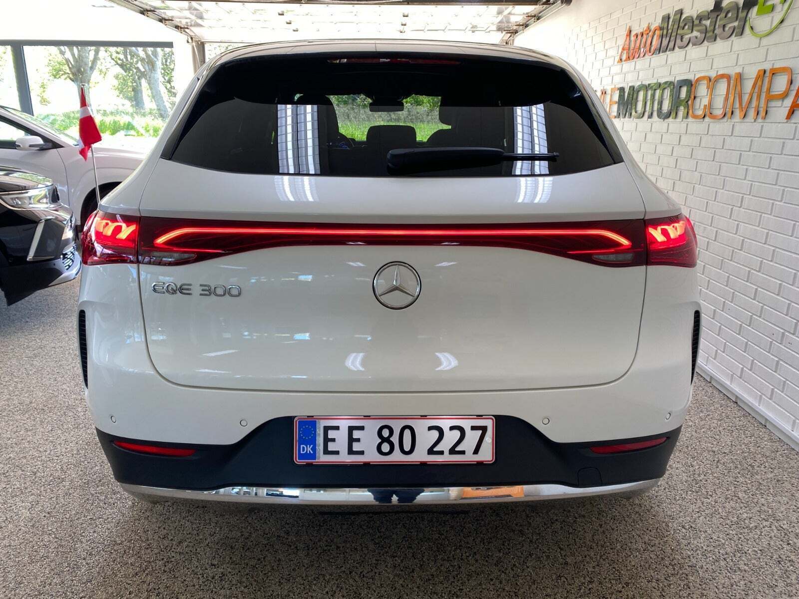 Mercedes EQE300 SUV