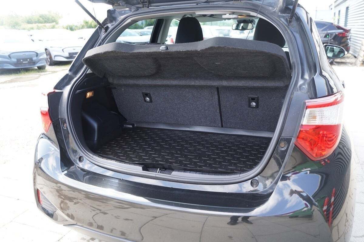 Sort Toyota Yaris fra 2019