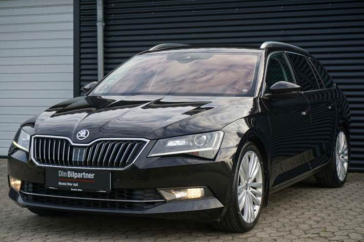 Sort Skoda Superb fra 2016 set udefra