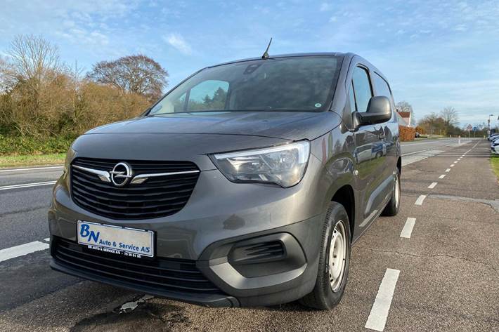 Grå Opel Combo fra 2020 set udefra