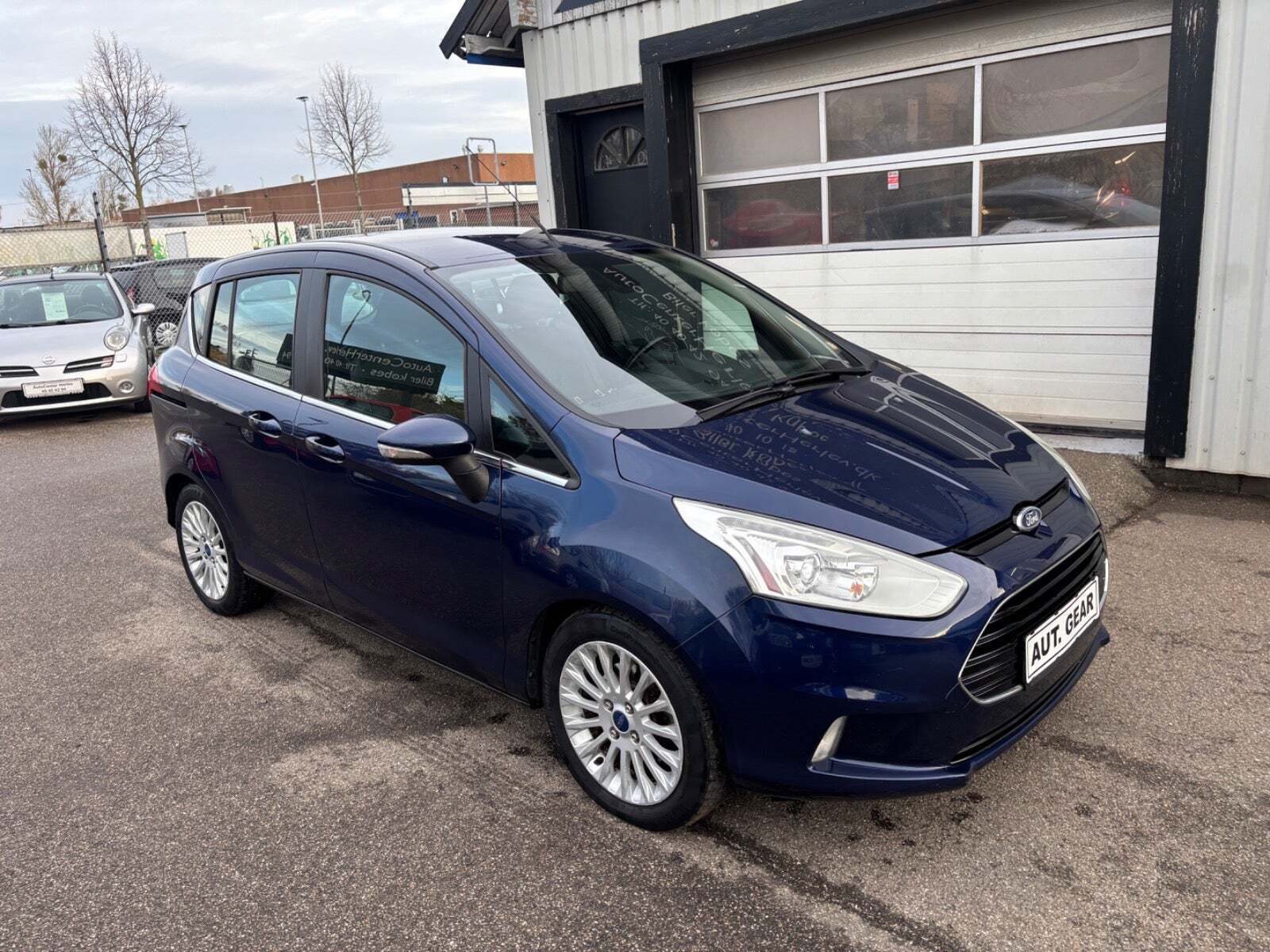 Blå Ford B-MAX fra 2013 set udefra