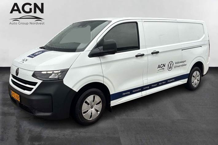 Hvid VW Transporter fra 2025 set udefra