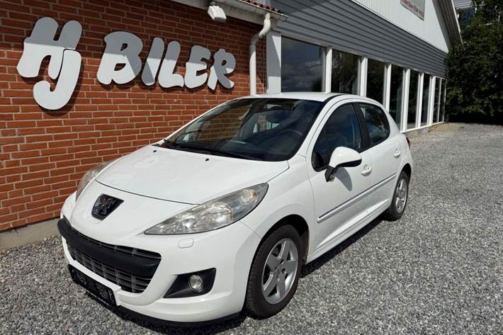 Hvid Peugeot 207 fra 2012 set udefra