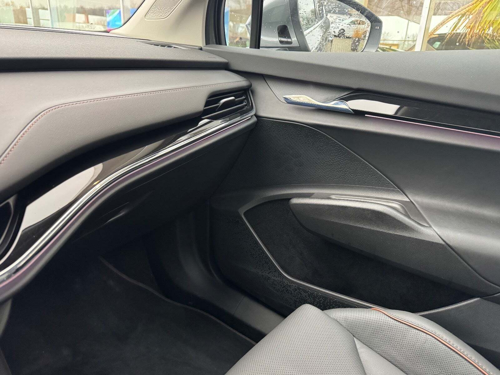 Grå Skoda Enyaq fra 2025