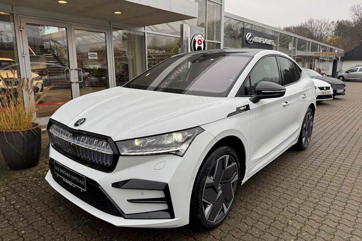 Hvid Skoda Enyaq fra 2024 set udefra